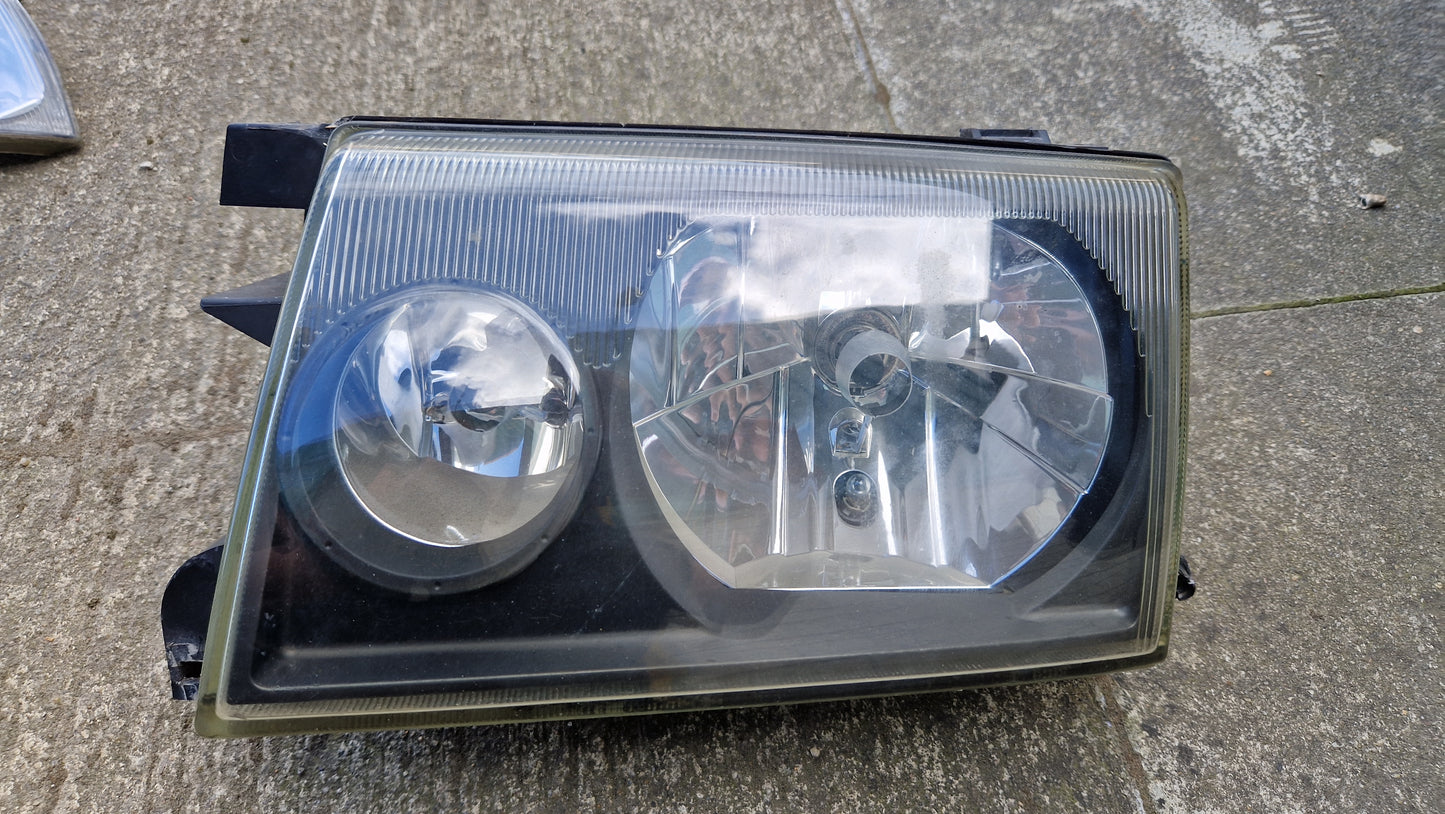 Faro delantero izquierdo Nissan Terrano