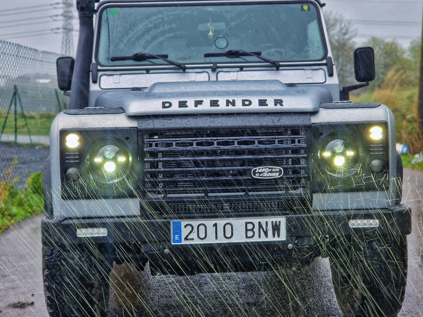 Pareja Faros Delanteros LED 7"- Fondo Negro - Para SANTANA y DEFENDER obligatoria BA 051