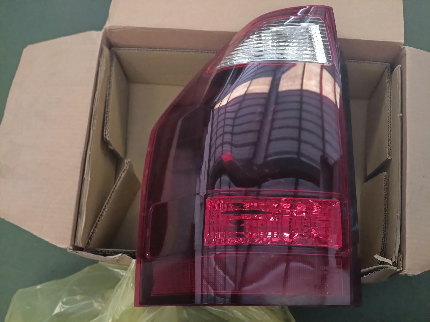Piloto trasero izquierdo Mitsubishi pajero 2003 a 2006
